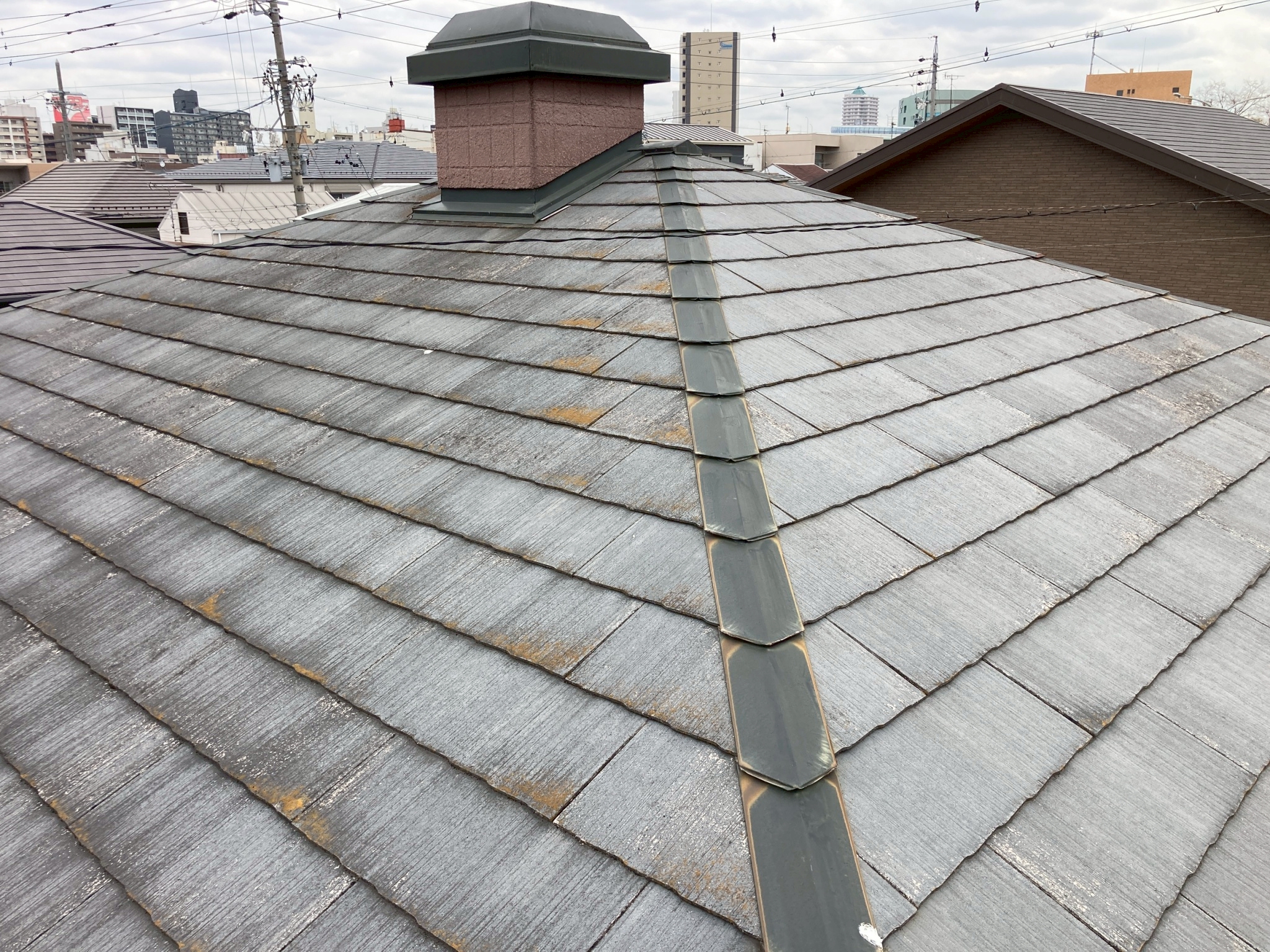 各務原市｜戸建住宅で化粧スレート屋根の補修！苔やカビが生えて退色していた